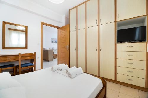 a bedroom with two beds and a tv and a desk at Panorama apartment 1 in Póndi