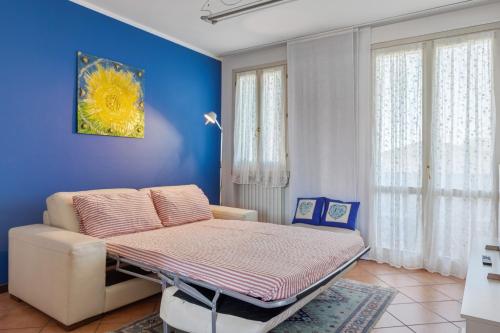 a hospital bed in a room with a blue wall at Residence Franciacorta in Rovato