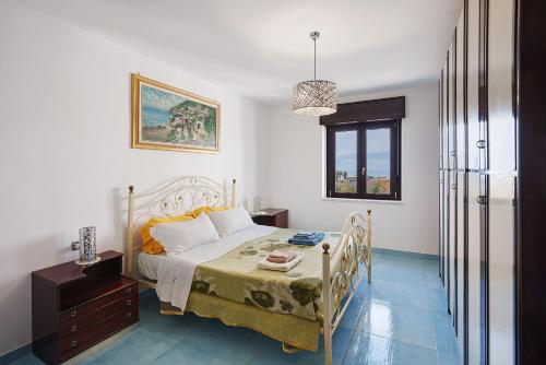 a bedroom with a bed and a window at Casa Isabea in Pozzuoli