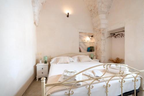 a bedroom with a white bed in a room at Suite Cavour 30 in Ostuni
