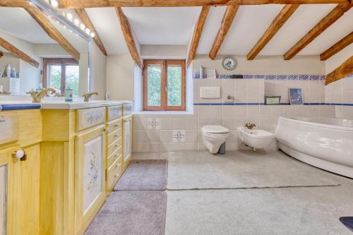 a bathroom with a tub and a sink and a toilet at La Maison Roudier in Razac-dʼEymet