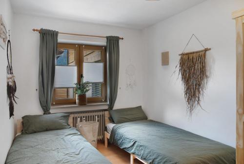 a bedroom with two beds and a window at Ferienwohnung Pfingstrose in Garmisch-Partenkirchen