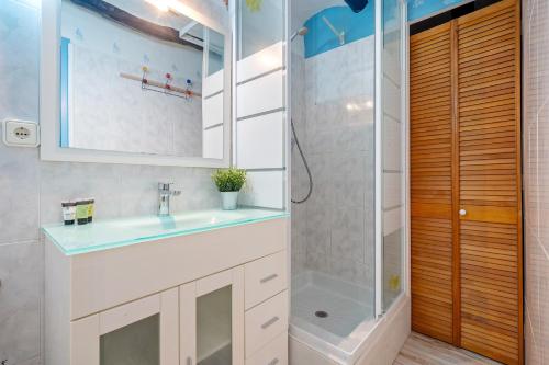 a bathroom with a sink and a shower at Loft Sf5 in L'Ametlla de Mar