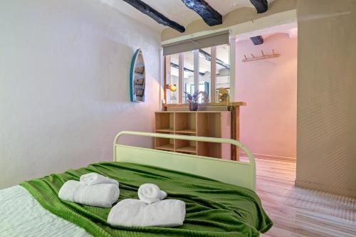 a bedroom with a bed with towels on it at Loft Sf5 in L'Ametlla de Mar
