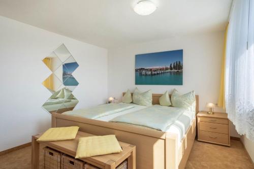 a bedroom with a bed and a painting on the wall at Ferienwohnung Lilo in Immenstaad am Bodensee