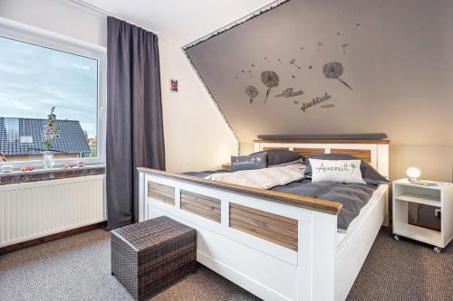 a bedroom with a bed and a large window at Ferienwohnung Apfelkorb in Jork