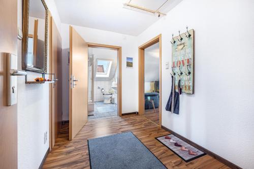 a hallway with a door leading to a bathroom at Ferienwohnung Apfelkorb in Jork