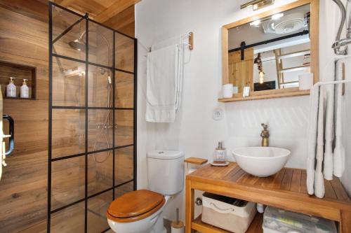 a bathroom with a toilet and a sink at Casa Valada My Land in Valada