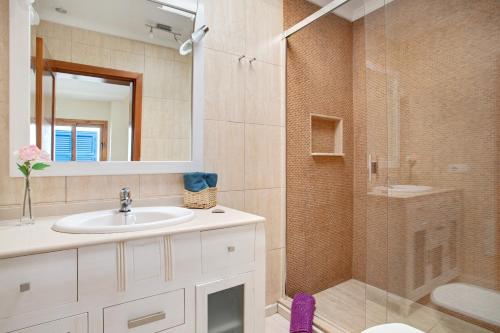 a bathroom with a sink and a shower at Casita Martina in Punta Mujeres