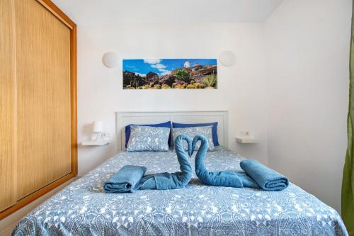 a bed with two pairs of legs on it at Casita Martina in Punta Mujeres
