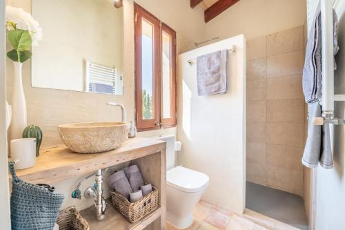 a bathroom with a sink and a toilet at Redonda 1 in Costitx