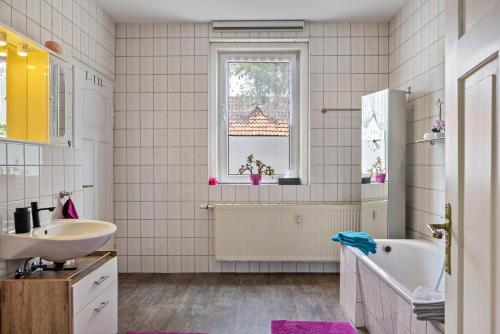 a bathroom with a tub and a sink at Ferienwohnung Burgblick in Plaue