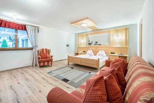 a living room with a couch and a table at Alpen Living - 2 Stock in Cadipietra