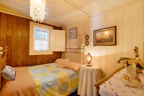 a bedroom with a bed and a table with a lamp at Casa dos Afectos - Costa Nova in Gafanha da Encarnação