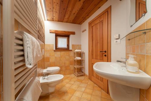 a bathroom with a sink and a toilet and a sink at Civico 6 in Marmora