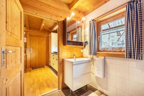 a bathroom with a sink and a window at Hütte im Heidekreis in Lindwedel