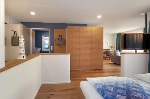 a room with a kitchen and a living room at Appartements Bank Am See in Immenstaad am Bodensee