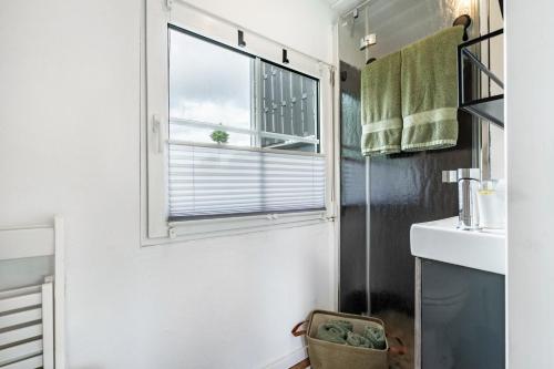 a bathroom with a window and a sink at Amselnest in Dobeneck