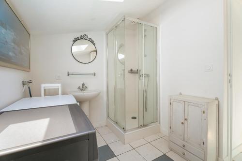 a bathroom with a shower and a sink at Maison Pleneuf Val André Plage 5min in Pléneuf-Val-André