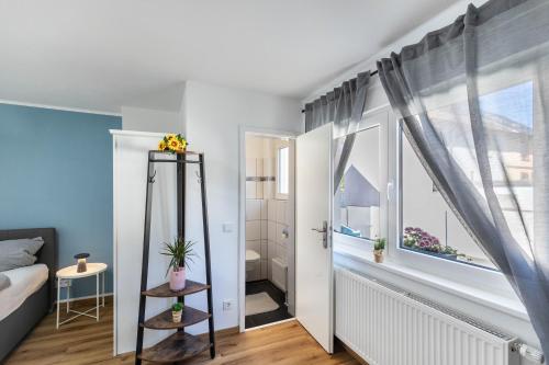 a small room with a bed and a window at Pr-Ferienwohnung in Stierstadt