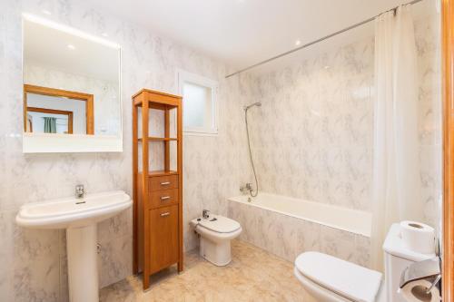 a bathroom with a sink and a toilet and a tub at Villa Ramón in Palma de Mallorca