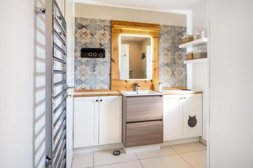 a bathroom with a sink and a mirror at Ferienwohnung Alte Schule in Wester-Bargum