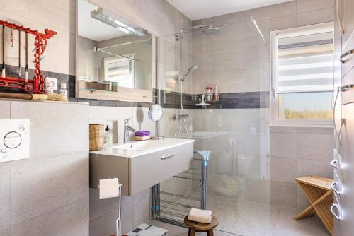 a bathroom with a sink and a mirror at Un Thé sur la Loire in Ballan-Miré