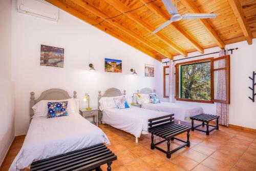 a room with two beds and two chairs at Villa Can Neo in Santanyi