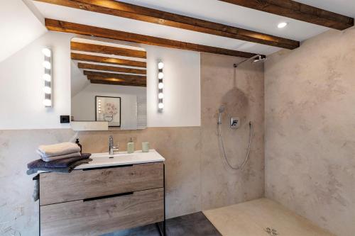 a bathroom with a sink and a shower at Modernes Loft mitten im Grünen in Neukirchen-Vluyn