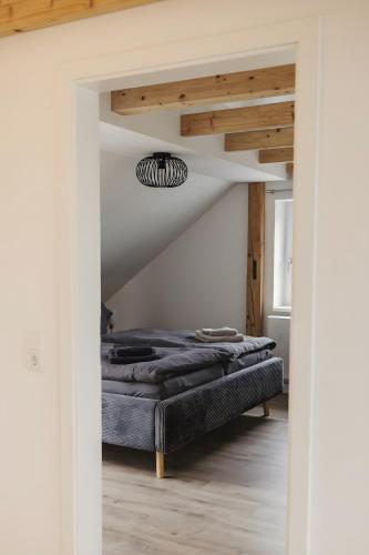 a bedroom with a bed in the middle of a room at Ferienwohnung Habichthorst in Naumburg