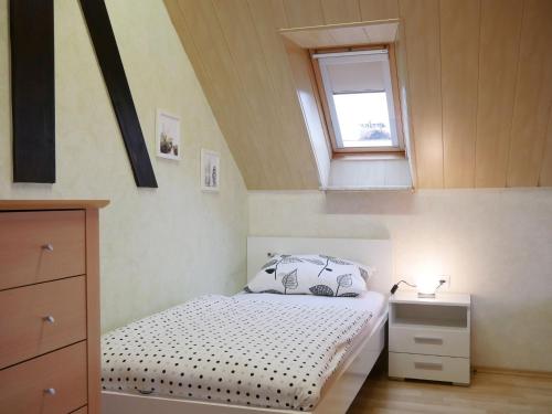 a small bedroom with a bed and a window at Ferienwohnung Eva Maria in Mahlberg