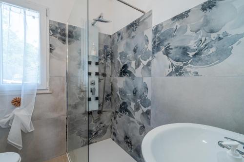 a bathroom with a shower and a sink at Villa Ohana in Syracuse