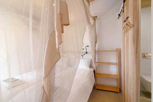 a small bedroom with a bed and a shower at Casa Frango in Moncarapacho