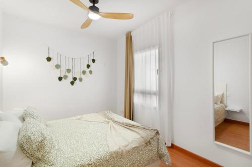 a bedroom with a bed and a ceiling fan at Odelaria Home in Ingenio