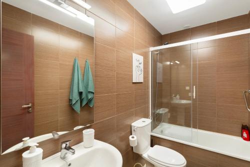 a bathroom with a toilet and a sink and a shower at Odelaria Home in Ingenio