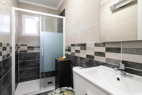 a bathroom with a sink and a shower at Rr Villa in Monforte del Cid