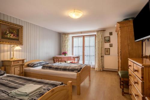 a hotel room with two beds and a window at Ferienwohnung Achraintal 4 in Lindau