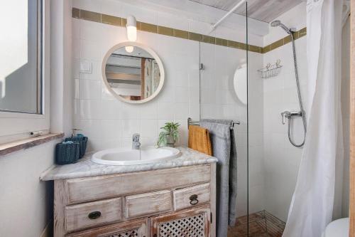a bathroom with a sink and a shower at Estúdio Casa Do Limoeiro in Nora