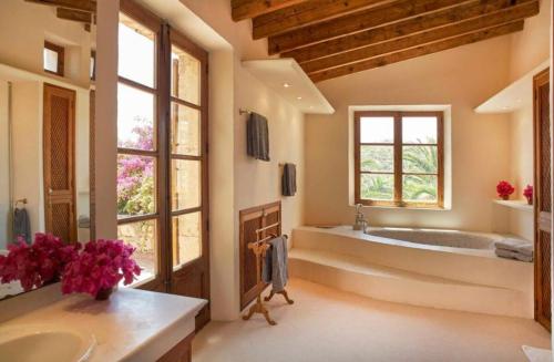 a large bathroom with a tub and a sink at Sa Mesquida de D’alt in Capdepera