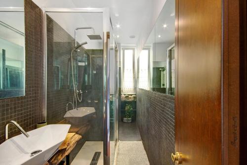 a bathroom with a sink and a shower and a mirror at Lo scoglio in Bogliasco