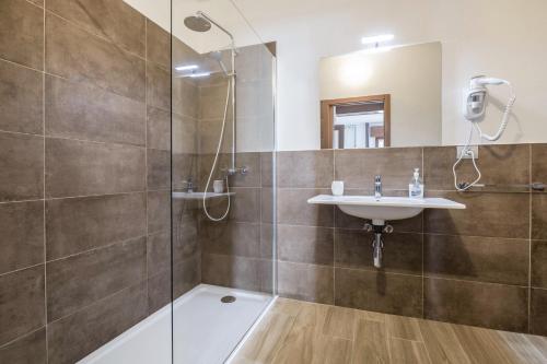 a bathroom with a sink and a shower at Appartamento Fiocco in Malcesine