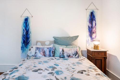 a bedroom with a bed with blue and purple pillows at Haus nähe Schweiz in Kandern