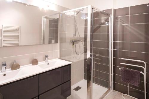 a bathroom with a shower and a sink at Imarena, Elegance et Vue Port in Capbreton