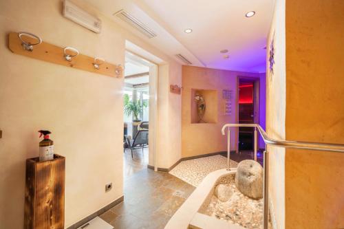 a hallway of a home with a walk in shower at Alpenhof Lodge Almrose in Saltusio