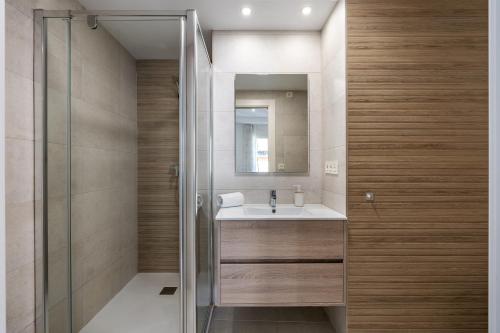 a bathroom with a sink and a mirror at Alojamiento Privilegio de Alcalá in Alcalá la Real