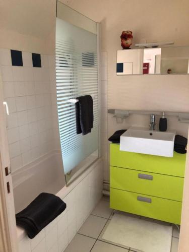 Bilik mandi di Duplex Du Cottage