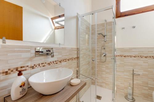 a bathroom with a sink and a shower at Casa Simo in Porto Alabe