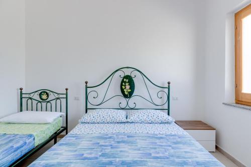 a bedroom with a bed with a blue bedspread at Casa Simo in Porto Alabe