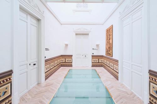 アリカンテにあるPalacio Salvetti Suitesの天井の客室内のスイミングプール