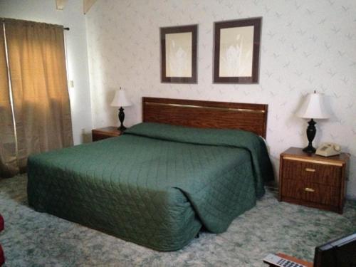 Ліжко або ліжка в номері Eagle Village Resort & Chalet